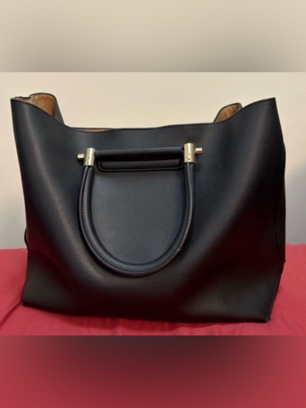 “TOPSHOP” BLACK TOTE BAG with GOLD HARDWARE.
⭐️On Sale Now!